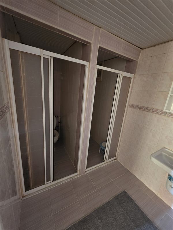 Burdur erkek apart katlardaki ortak duş ve WC kabinleri