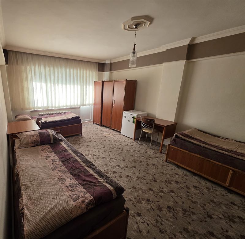 Burdur erkek apart üç kişilik oda