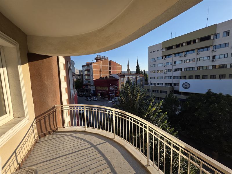 Burdur erkek pansiyon balkonundan cadde manzarası
