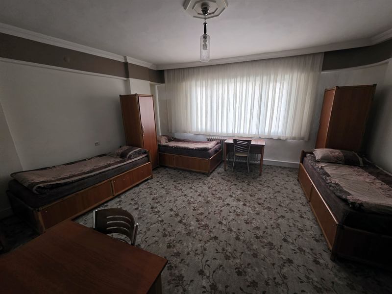 Burdur erkek pansiyon geniş üç kişilik oda, üç yatak ve çalışma masaları