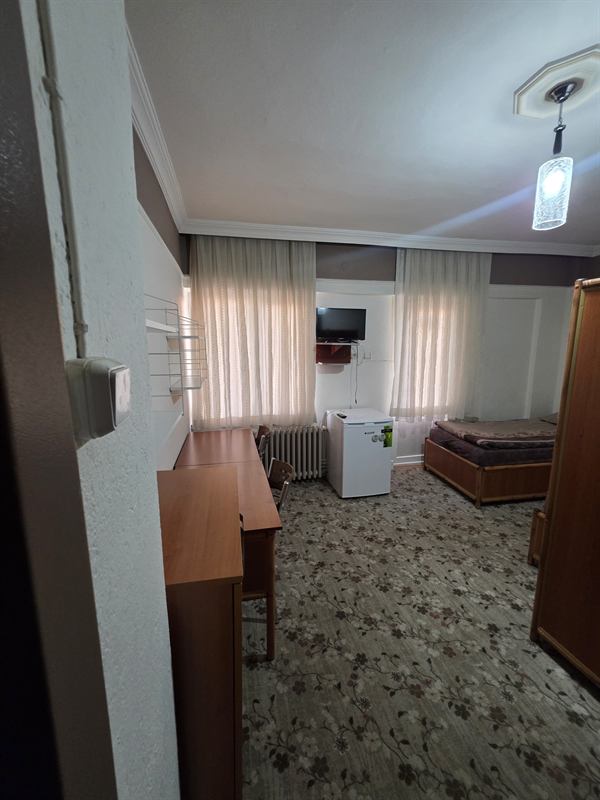 Burdur erkek pansiyon tek kişilik oda, çalışma masası ve buzdolabı